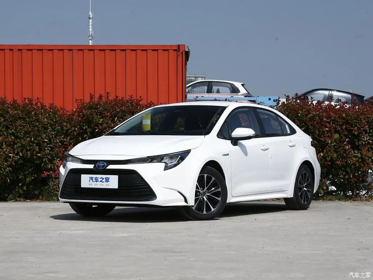 نبرد سدان‌های ژاپنی در ایران؛ تویوتا لوین یا کرولا؟