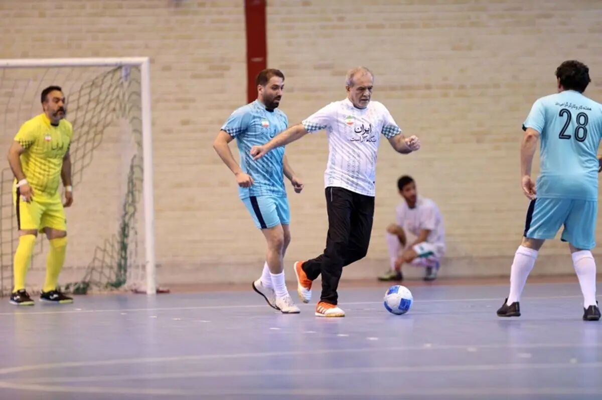 رئیس جمهور ایران پاس چیپ می‌دهد+ عکس