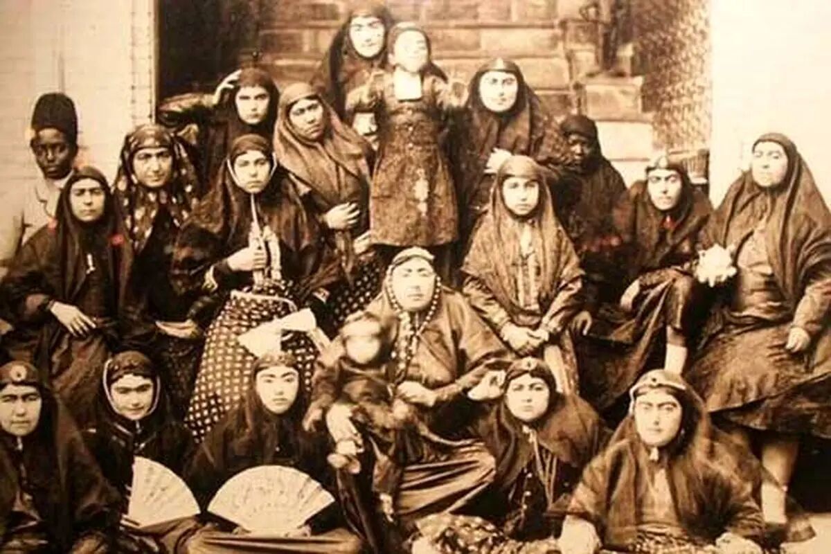 قاب تاریخ/ از بانوی قدبلند قجری با گردن‌آویز خاص تا آب تنی در سواحل مانزندران و نمای خاطره‌انگیز خانه‌ای در کردستان