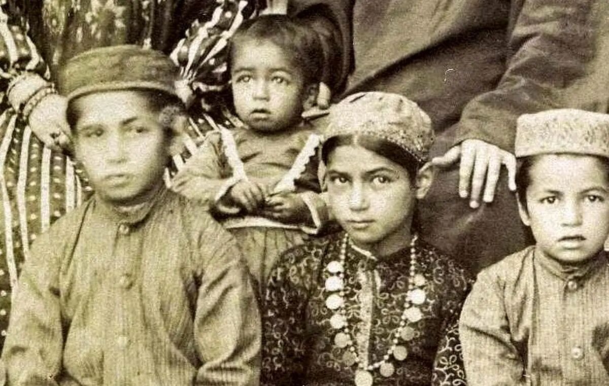 سفر به عصر قاجار؛ از «عکس یادگاری دختران ارمنی» تا «خانوادۀ زرتشتی و سماورشان»