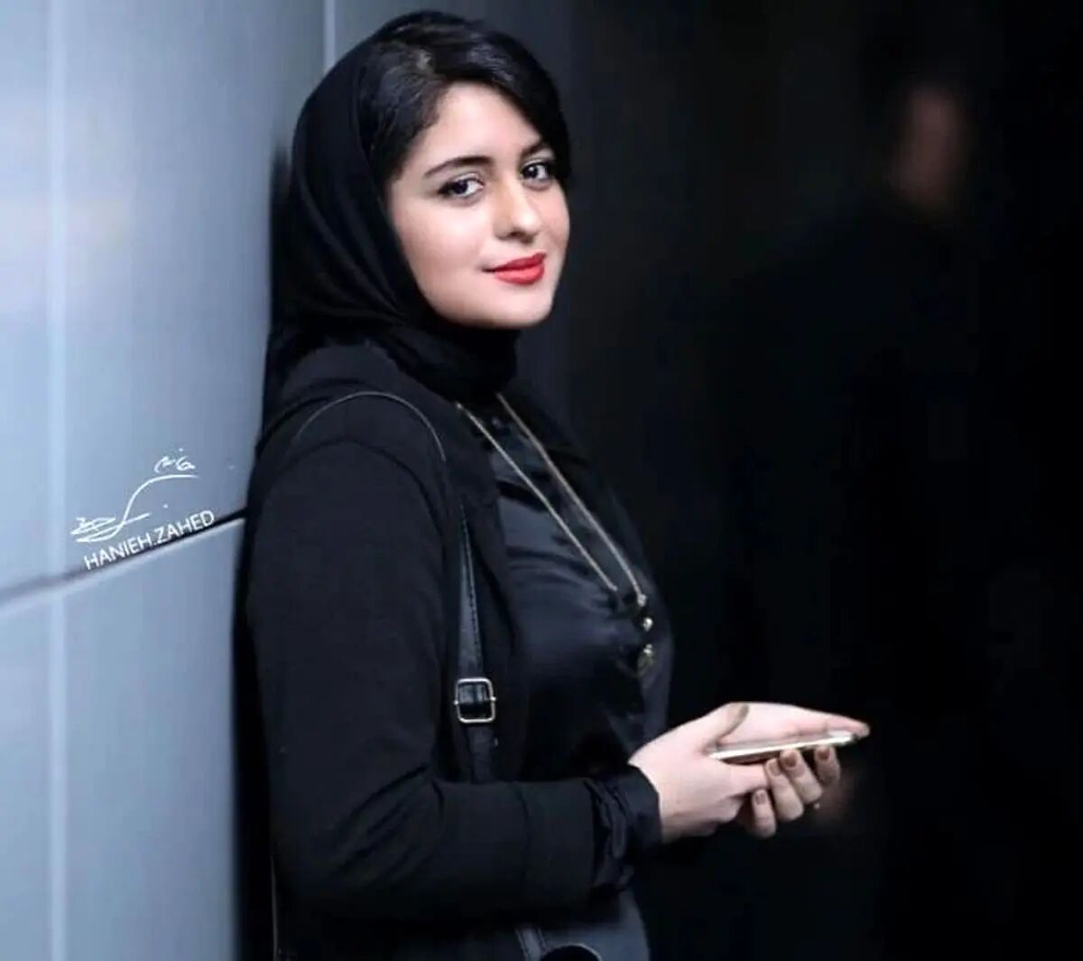 استایل متفاوت فاطیما بهارمست بازیگر یزدان با موهای پریشان در مراسم رسمی+ عکس
