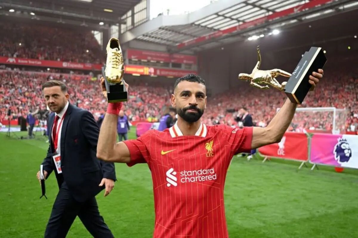 قاب مشترک «محمد صلاح» و خانواده‌اش با جایزه کفش طلای انگلیس و بهترین بازیکن فصل لیگ جزیره (عکس)