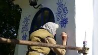 طراحی دیدنی پیرزن ۹۰ ساله بر روی دیوارهای روستا + عکس