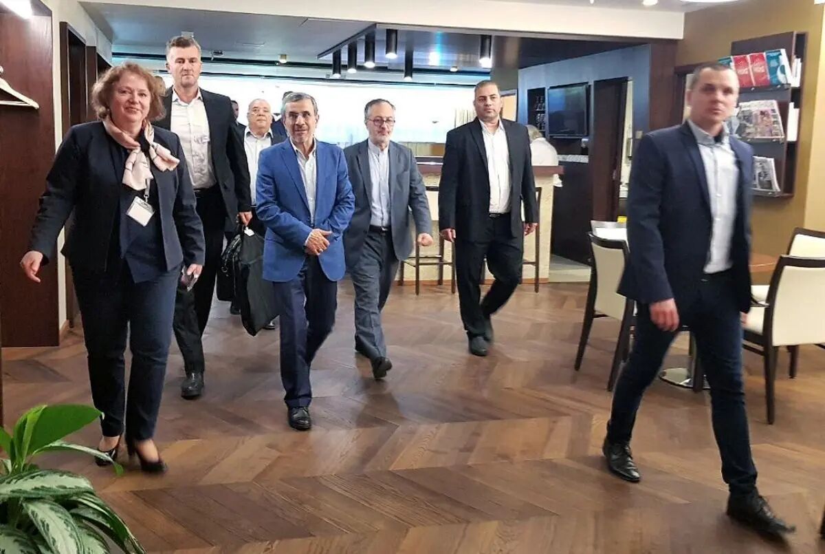 حاشیه‌سازی احمدی نژاد در مجارستان + عکس