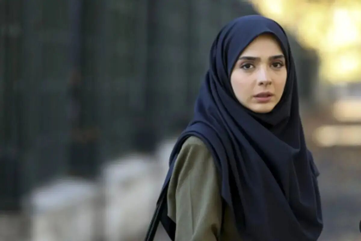 عکس جذاب یاسمن سریال لحظه گرگ‌ومیش کنار دریا