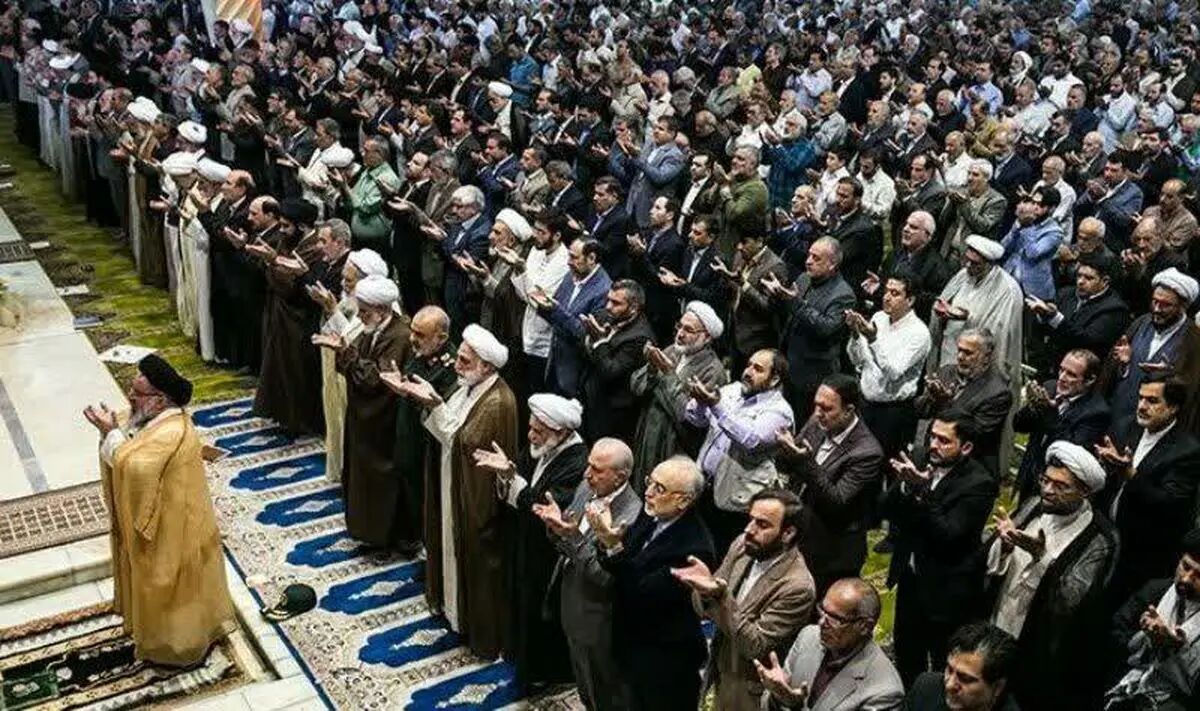 عکس مادر شجاع  تهرانی و کودک شیرخواره‌اش در نمازجمعه