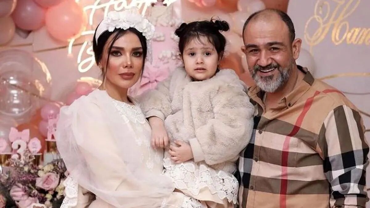 نگاهی به آشپزخانه ایرانی‌پسند خانه مهران غفوریان؛ از لوازم خانگی برند و چیدمان خاص تا رنگ کابینت‌ها و لوستر شیک