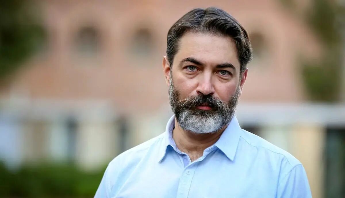 رونمایی از مجسمه پارسا پیروزفر بازیگر چشم رنگی ایرانی + عکس