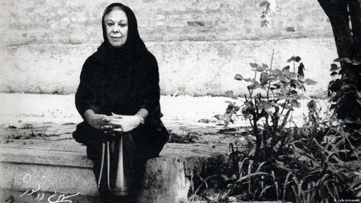 سفر در زمان به دهه 70؛ سیمین دانشور در حیاط خانه‌اش، چهره‌ای ناب از زندگی یک اسطوره + عکس