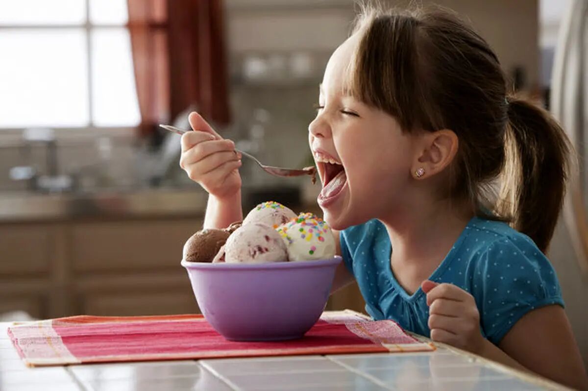 عواقب زیاده‌روی در بستنی‌خواری