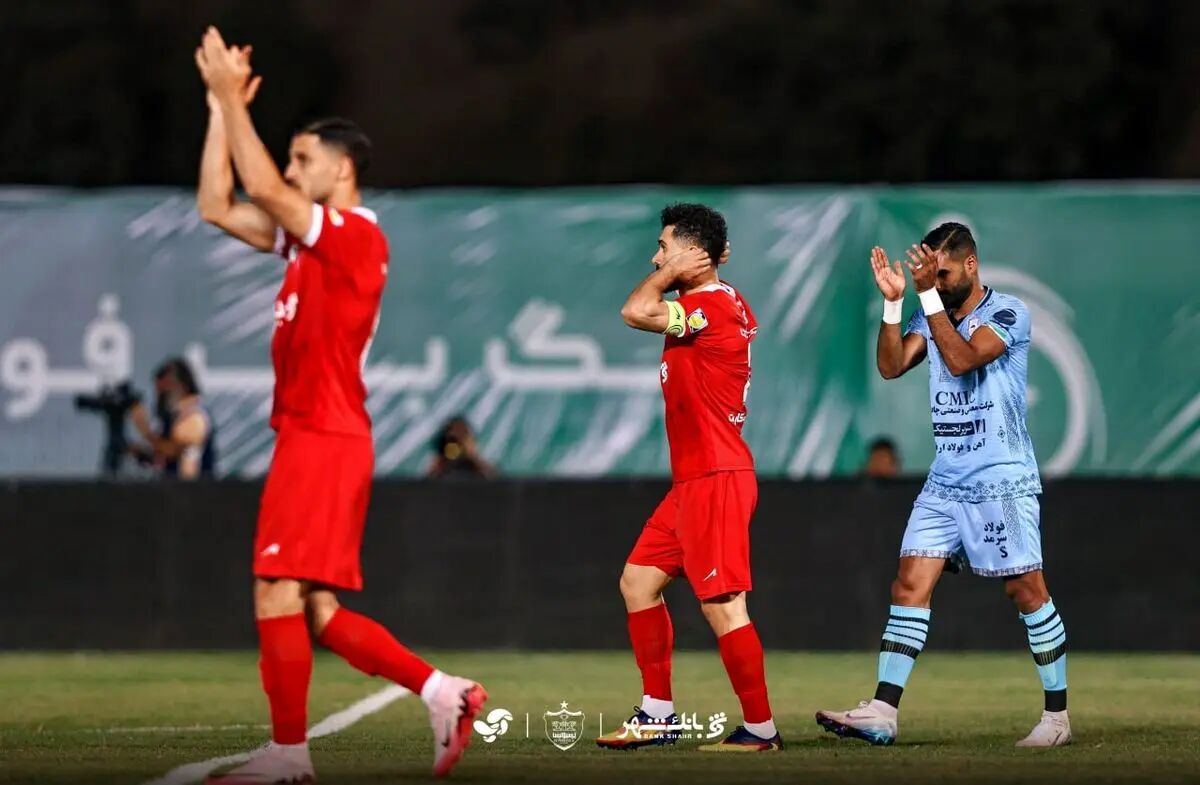 سلام پرسپولیس به بحران؛ پرتاب بطری هواداران به سوی بازیکنان