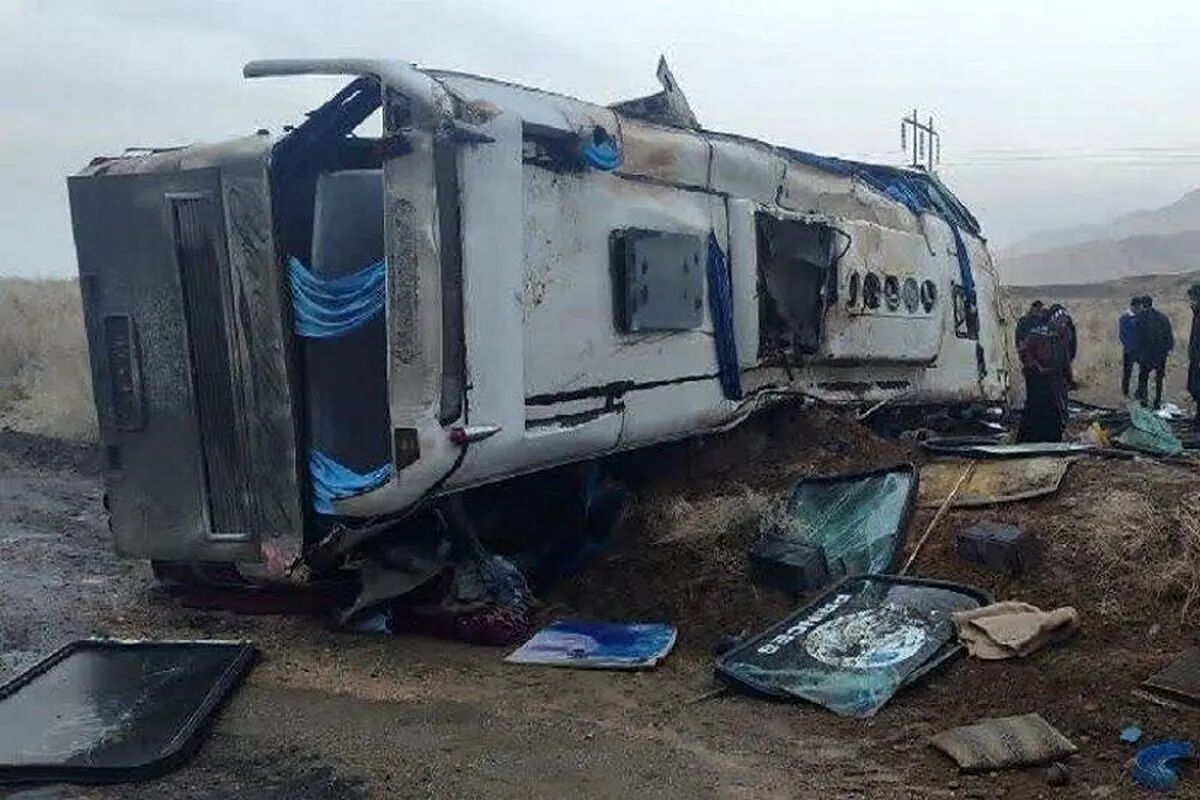 در محدوده روستای فریزی چناران یک مینی بوس واژگون شد و به دره سقوط کرد