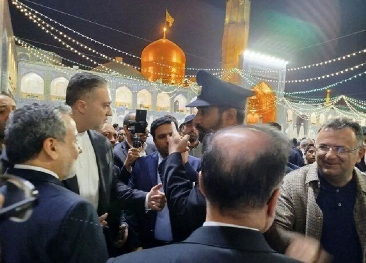 اقدام عجیب عراقچی در حرم امام رضا (ع) که موجب تعجب همه شد! + عکس
