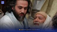 «یوزارسیف و یعقوب» در حال نماز خواندن پشت سر «رهبر انقلاب» در بیت رهبری