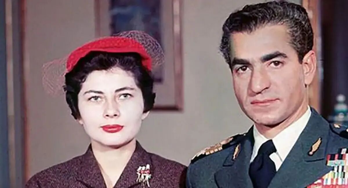 «محمدرضا پهلوی» در حال ورود به مراسم دومین عروسی‌اش با ملکه دوم در کاخ مرمر تهران