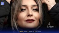 نگاهی به چیدمان سالن زیبایی دوبلکس ساره بیات؛ از سقف بلند تا مبلمان سفید و گلبهی مدرن و گیاهان طبیعی و لوستر های مینیمال