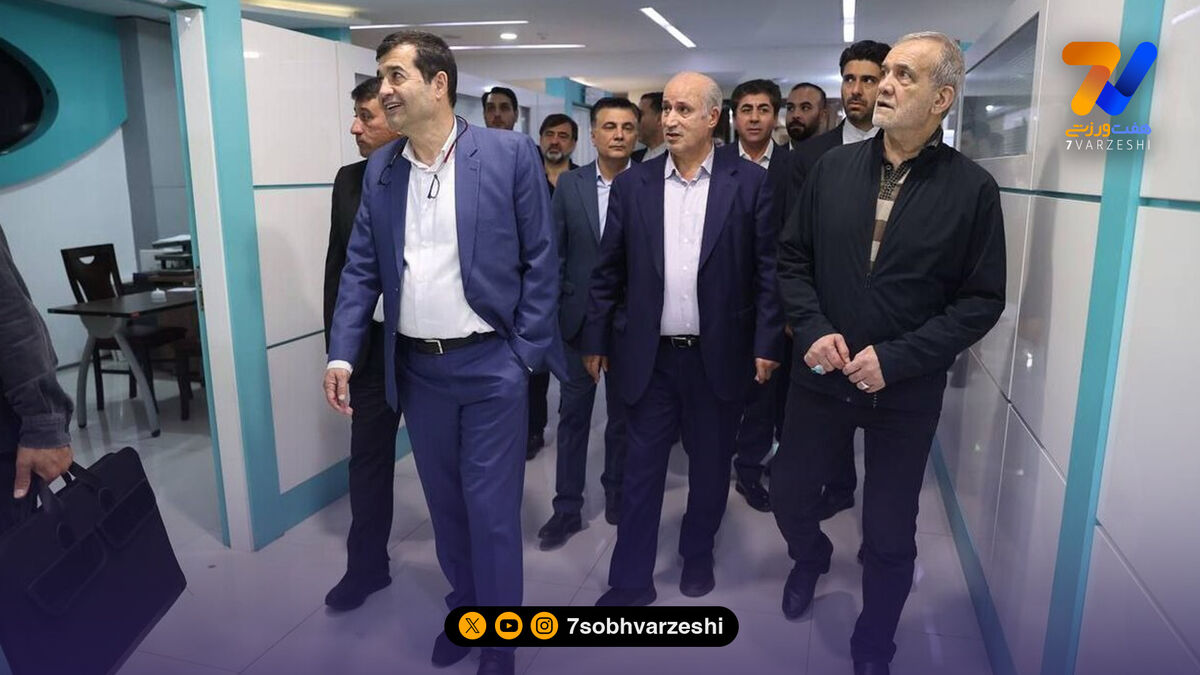 رییس جمهور در تمرین ملی پوشان؛ پیراهن تیم ملی هدیه به مسعود پزشکیان