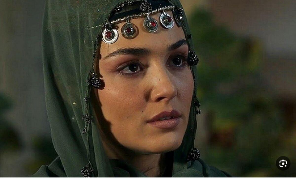 هانده ارچل در مهمانی سال نو طلایی پوشید / استایل کریسمسی خاص و چشم نواز زیباترین زن مسلمان جهان!