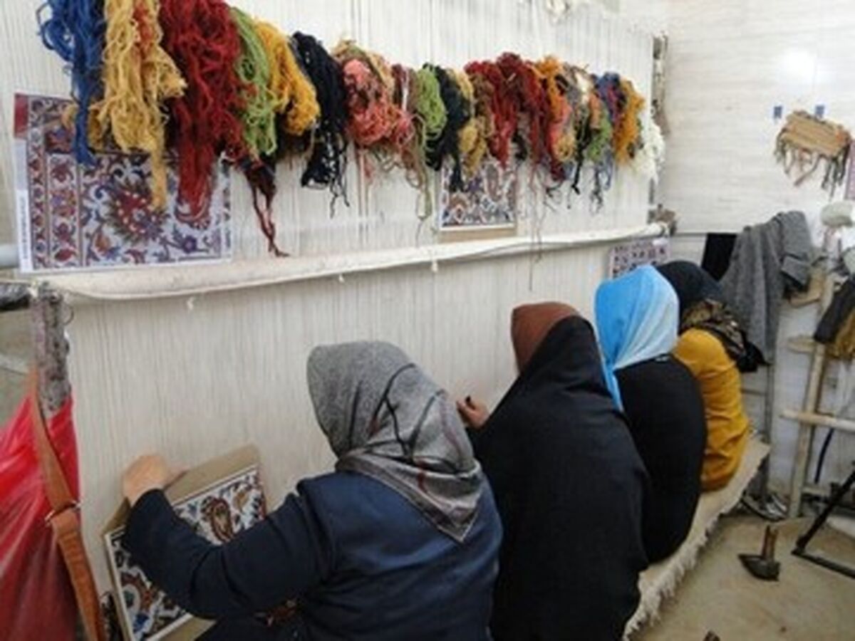 دختران قالیباف در کارگاه قالیبافی