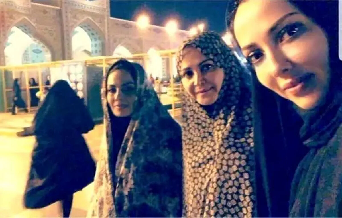 عکس«لیلا اوتادی» و «سارا خوئینی‌ها» با چادر در حرم امام رضا (ع) / سال 97
