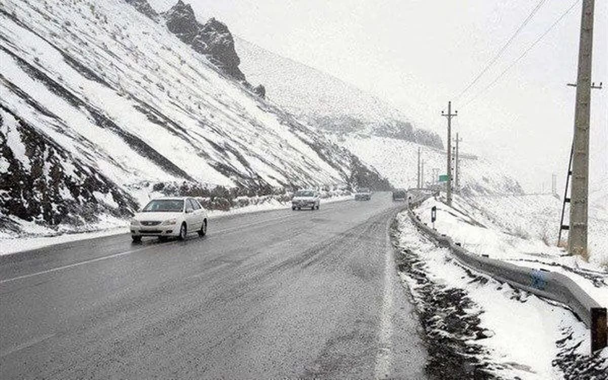 بارش برف سنگین در گردنه‌ حیران / تردد خودروها فقط با زنجیر چرخ ممکن است!!
