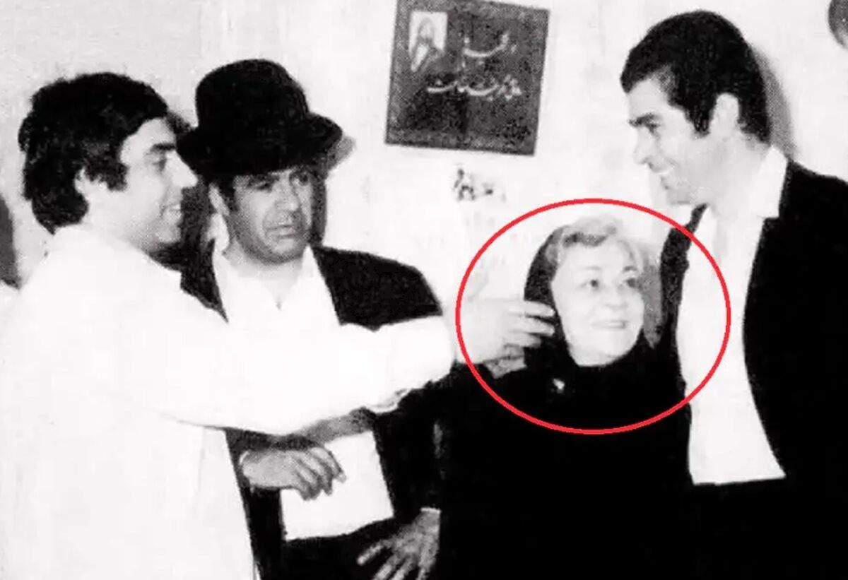 عکس| سفر در زمان؛ «فاطمه معتمدآریا» در کنار «ایران دفتری 86 ساله»؛ سال 72