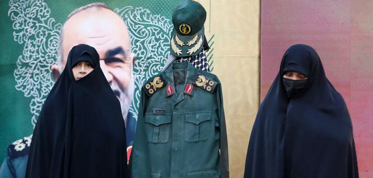 عکس| دختر شهید سلامی بر مزار پدرش