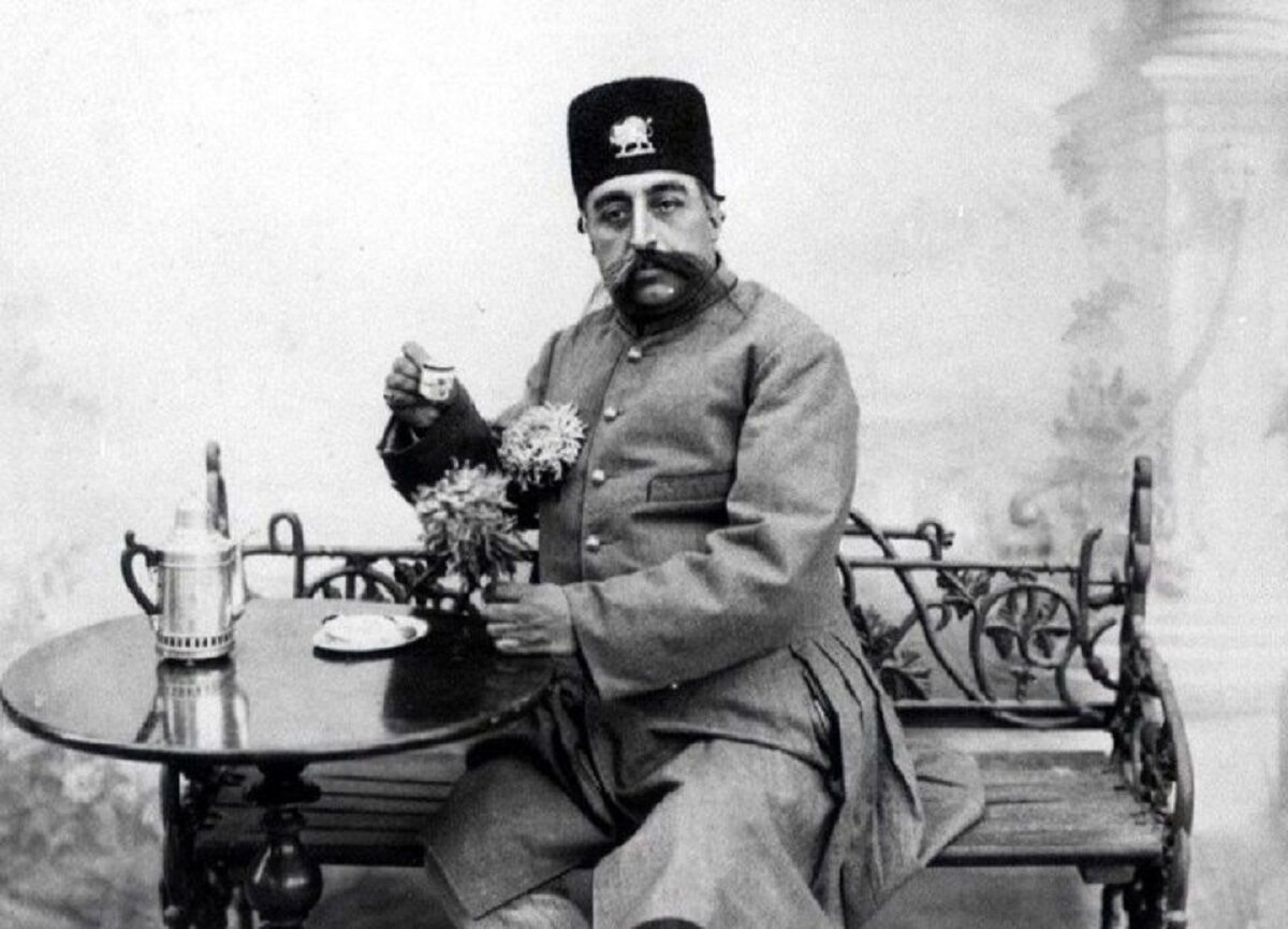 مظفرالدین‌شاه در حال نوشیدنی آب معدنی در فرانسه/عکس
