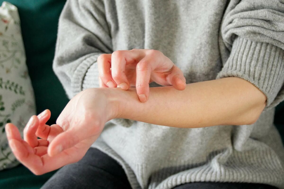 علت خارش بدن در طب سنتی + روش‌های درمان