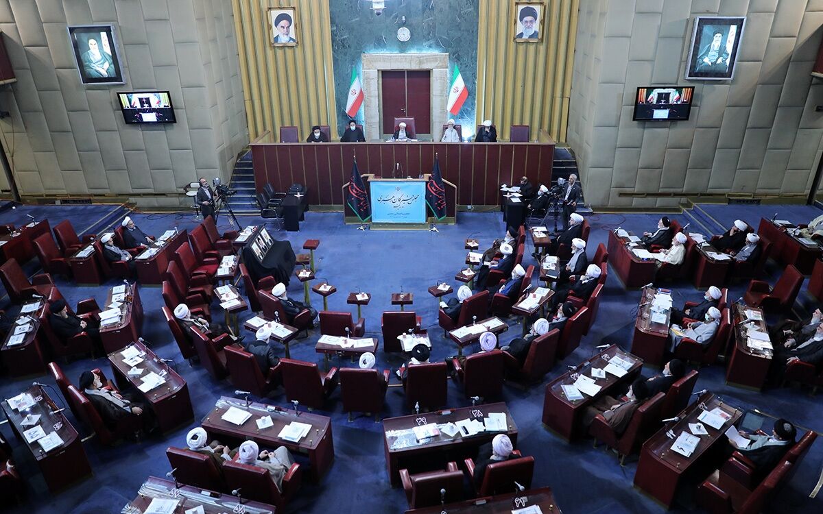 چه کسی عهده دار امور رهبری می‌شود؟