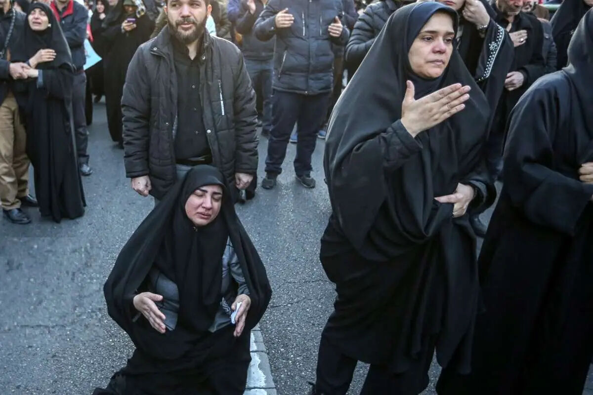 در میدان انقلاب تهران چه خبر است؟