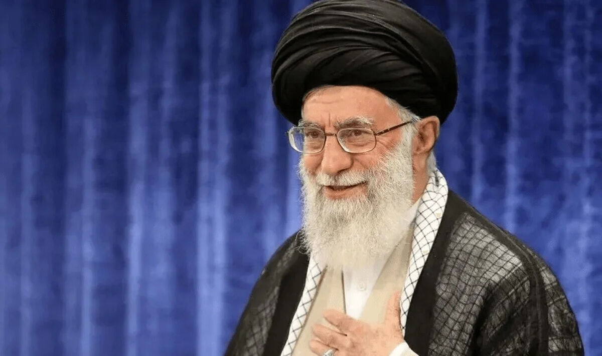 سفر در زمان | عکس آیت الله خامنه ای در بیمارستان بعد از ترور