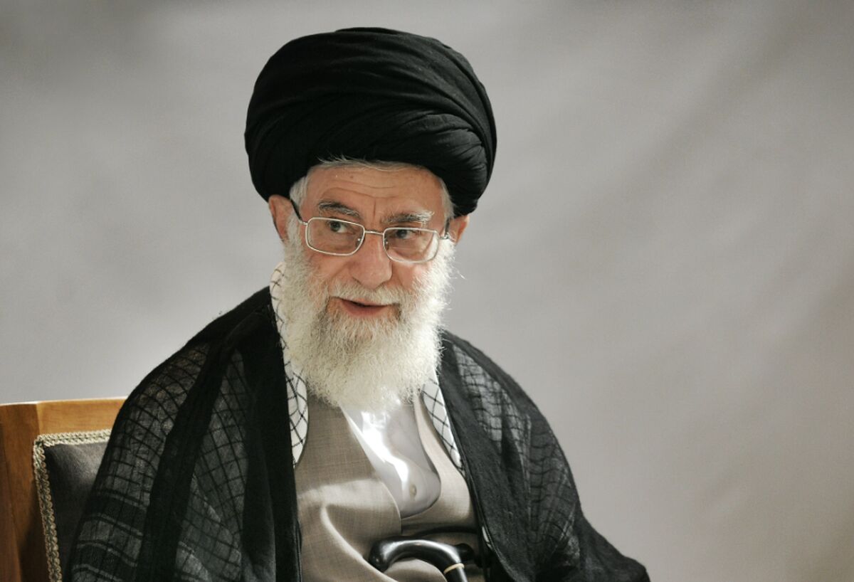 آیت الله خامنه ای در حال شام خوردن با سرلشکر رشید؛ دهه 60