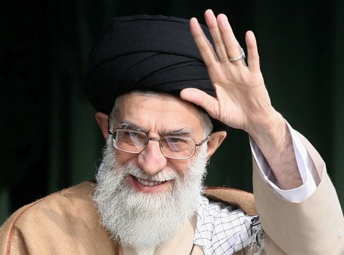 سفر در زمان | قابی ماندگار از حضور آیت‌الله خامنه‌ای در میان رزمندگان دفاع مقدس