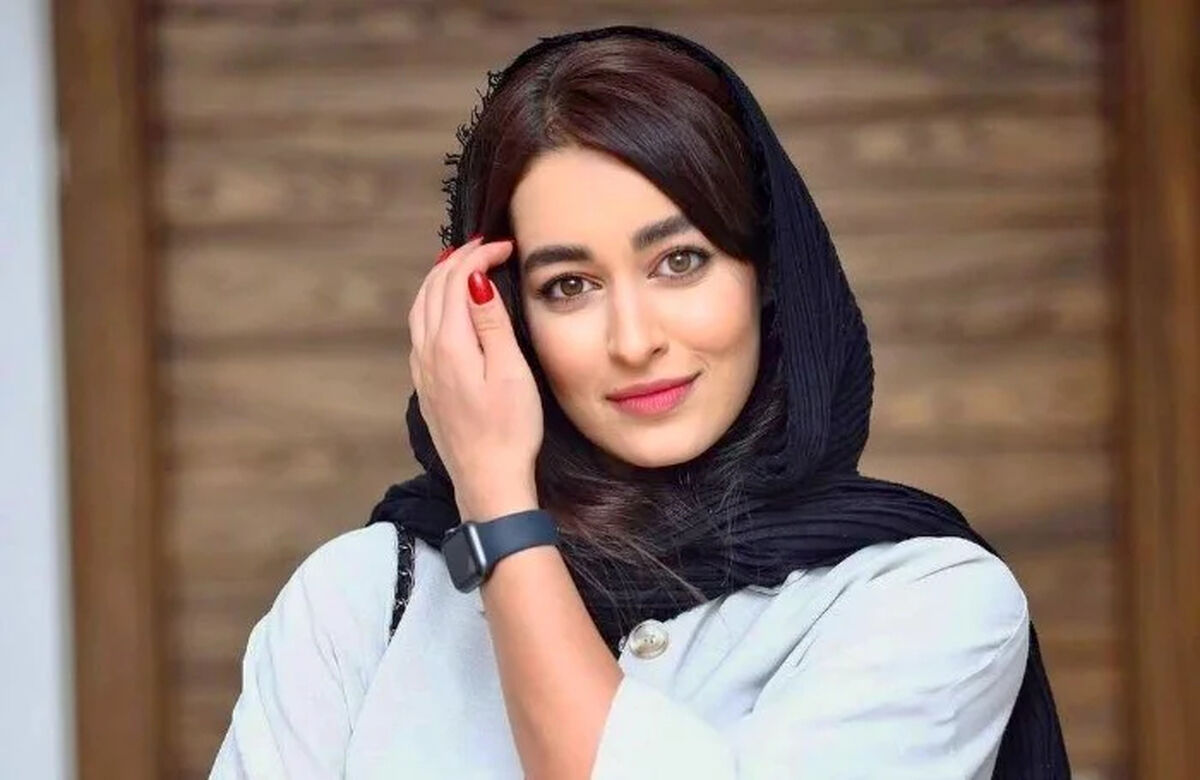 استایل متفاوت مه لقا مینوش زاد / بازیگر «بی عاطفه» با کلاه کپ متفاوت و دورس خوش رنگ + عکس