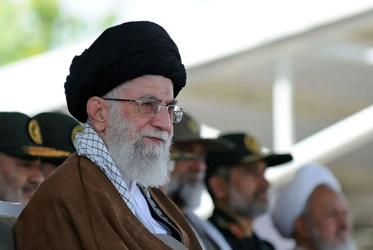 غزل رهبر شهید انقلاب بر روی درب طلای دارالولایه