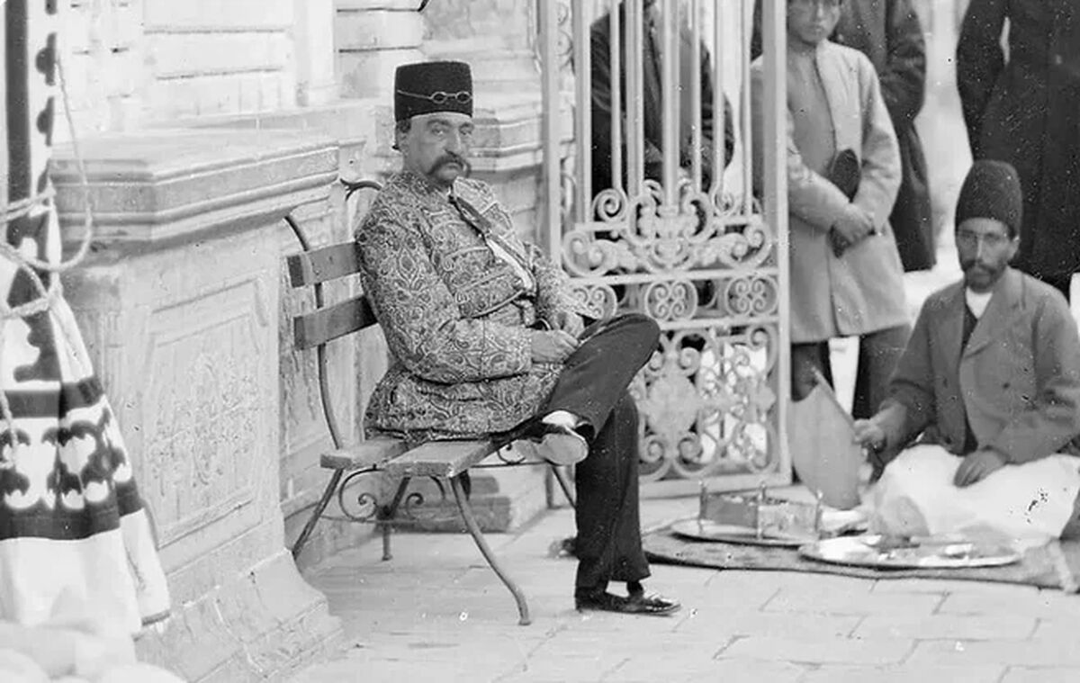 سفر زمان؛ دختر ناصرالدین‌شاه در حال نوازش اسب؛ بیش از یک قرن قبل
