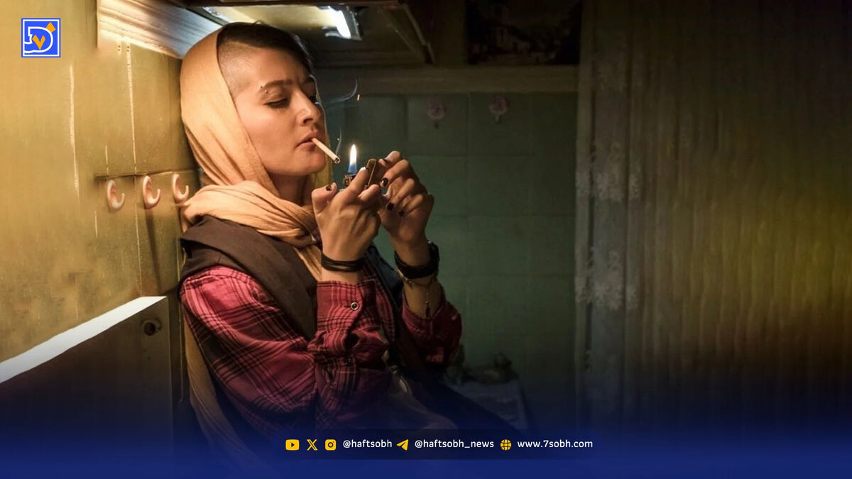 نمایش دود و الکل با نورپردازی سینمایی