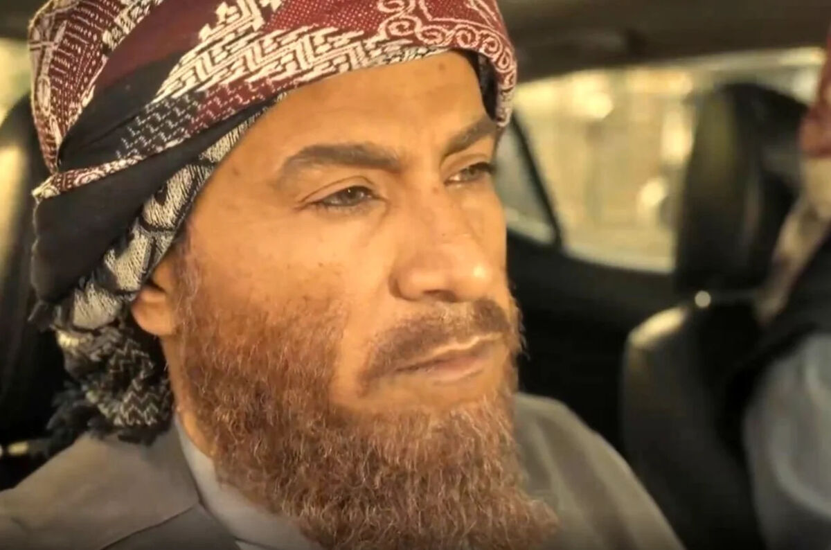 عکس| «قاضی» سریال بیگانگان با ظاهر عجیب در تهران دیده شد