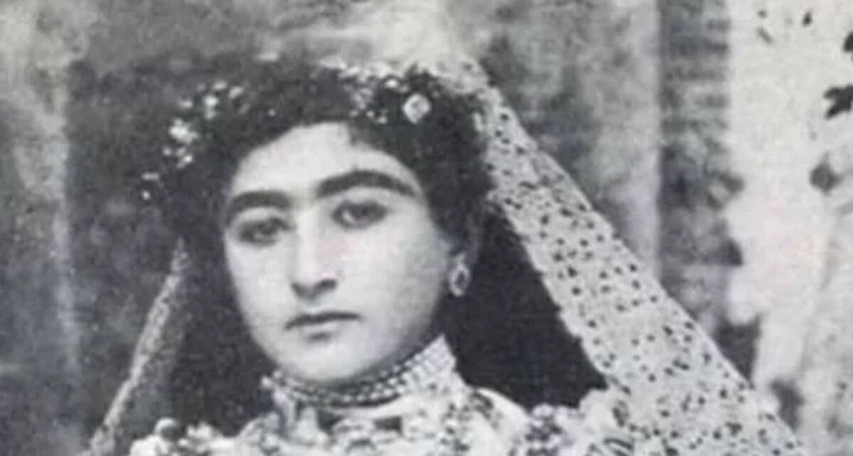 دختر زیبا و باهوش مظفرالدین شاه با دسته گل خاص و لباس عروس شیک در کنار ساقدوش‌ها/ عروسی که زبانزد خاص و عام شد