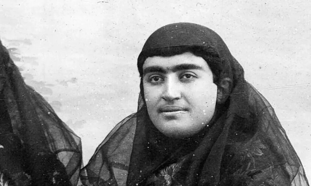 سفر در زمان؛ «عصمت‌الملوک، نوۀ ناصرالدین شاه» در کودکی با تفنگ