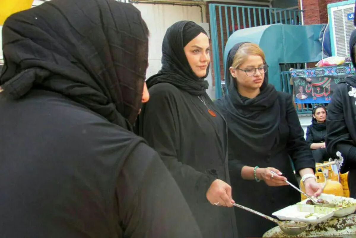 حضور هنرمندان در هئیت ها و پخش نذری +عکس