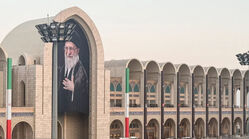 آمادگی برای مراسم وداع با رهبر / درهای مصلی از ساعت ۶ صبح باز می‌ شود