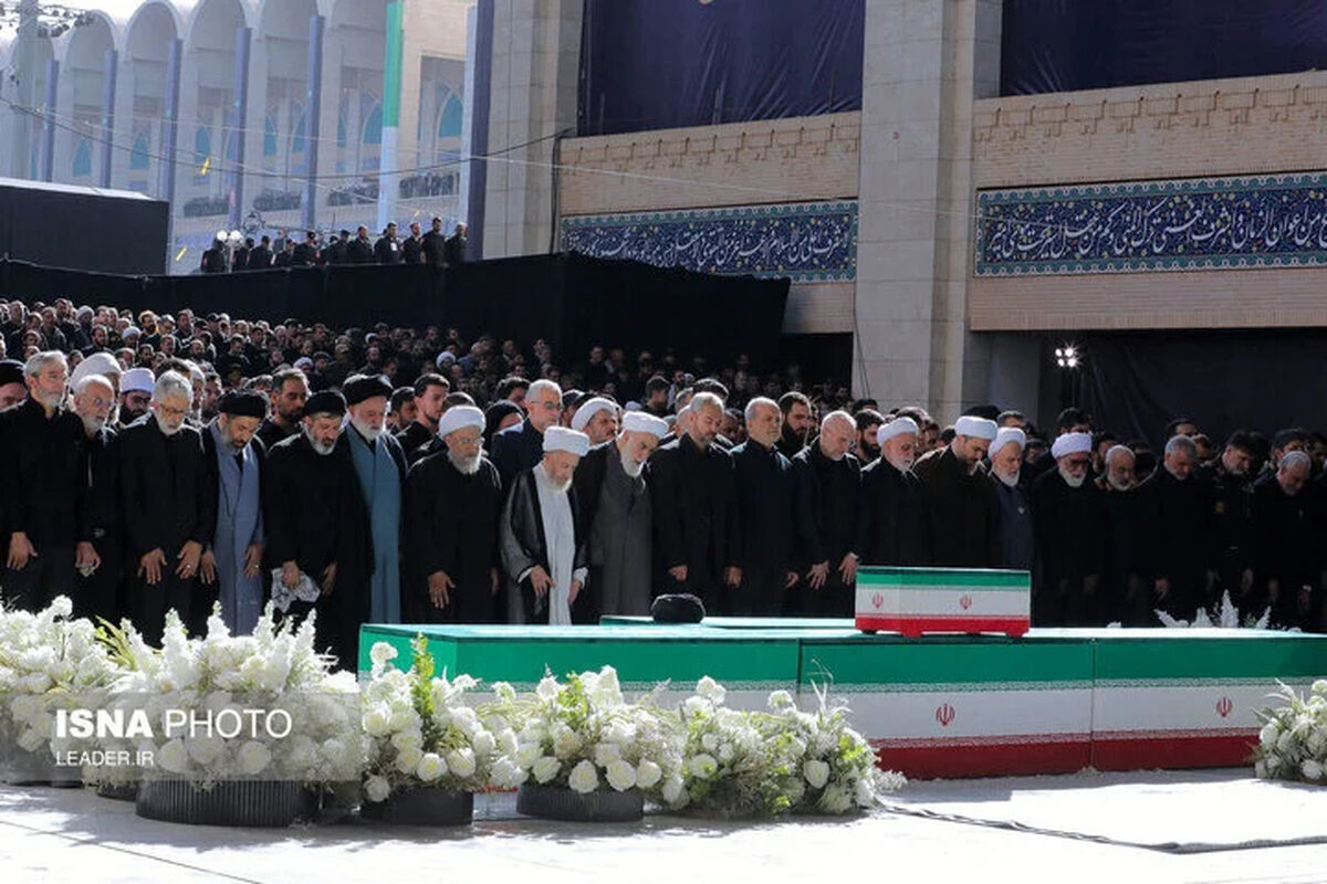 عکسی از فرزندان رهبر شهید انقلاب در کنار همسر شهیده بشری خامنه‌ای/ محمدی گلپایگانی هم بود