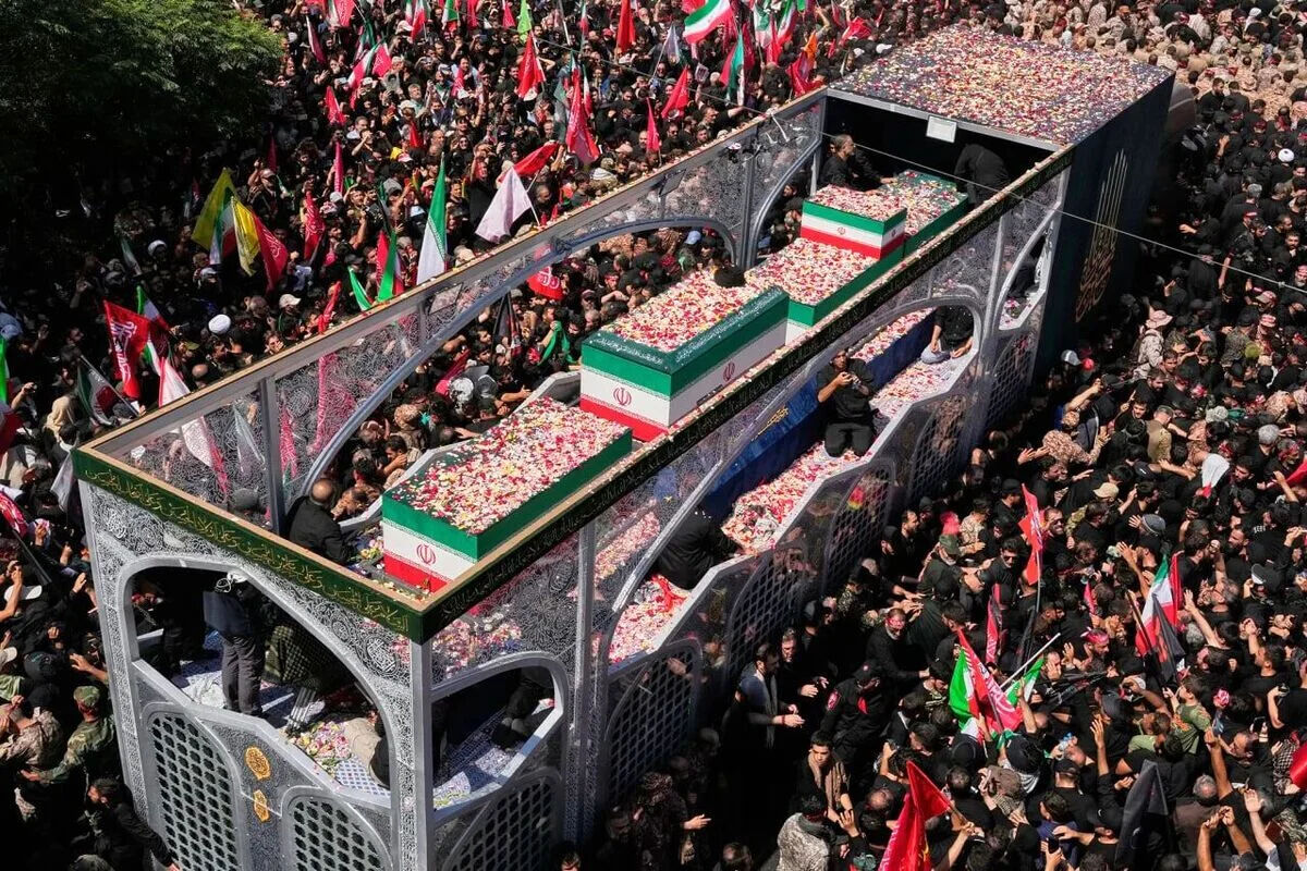 پیکر رهبر شهید به خاک سپرده شد