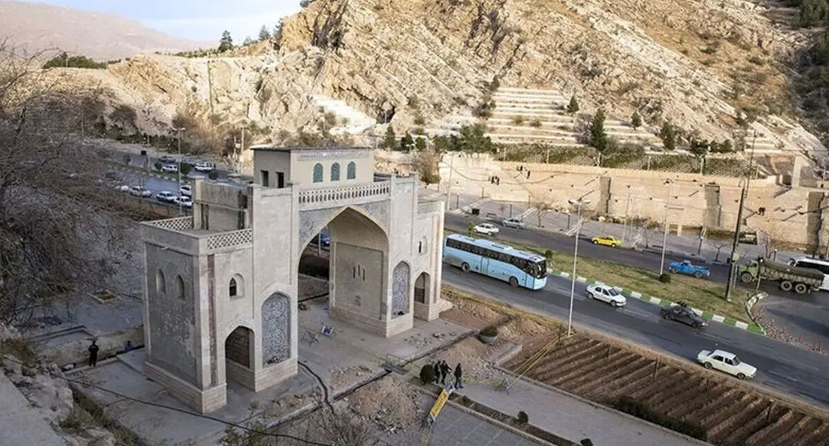 عکس| سفر به ایران قدیم؛ تصویری از «دروازه قرآن شیراز» و اتومبیل‌های قدیمی؛ سال 1313