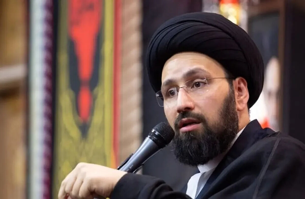 عکس «سید علی خمینی» در خردسالی در کنار پدربزرگ؛ دهۀ 60