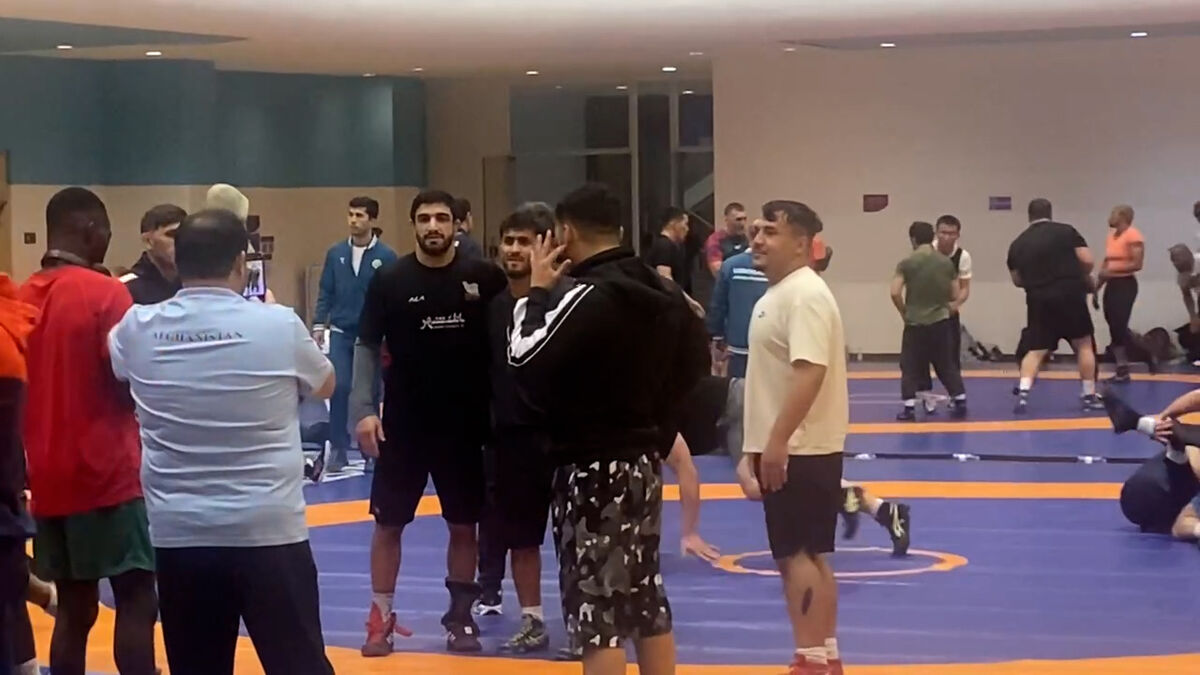 صف کشتی گیران خارجی برای عکس یادگاری با کامران قاسمپور و رحمان عموزاد در ریاض