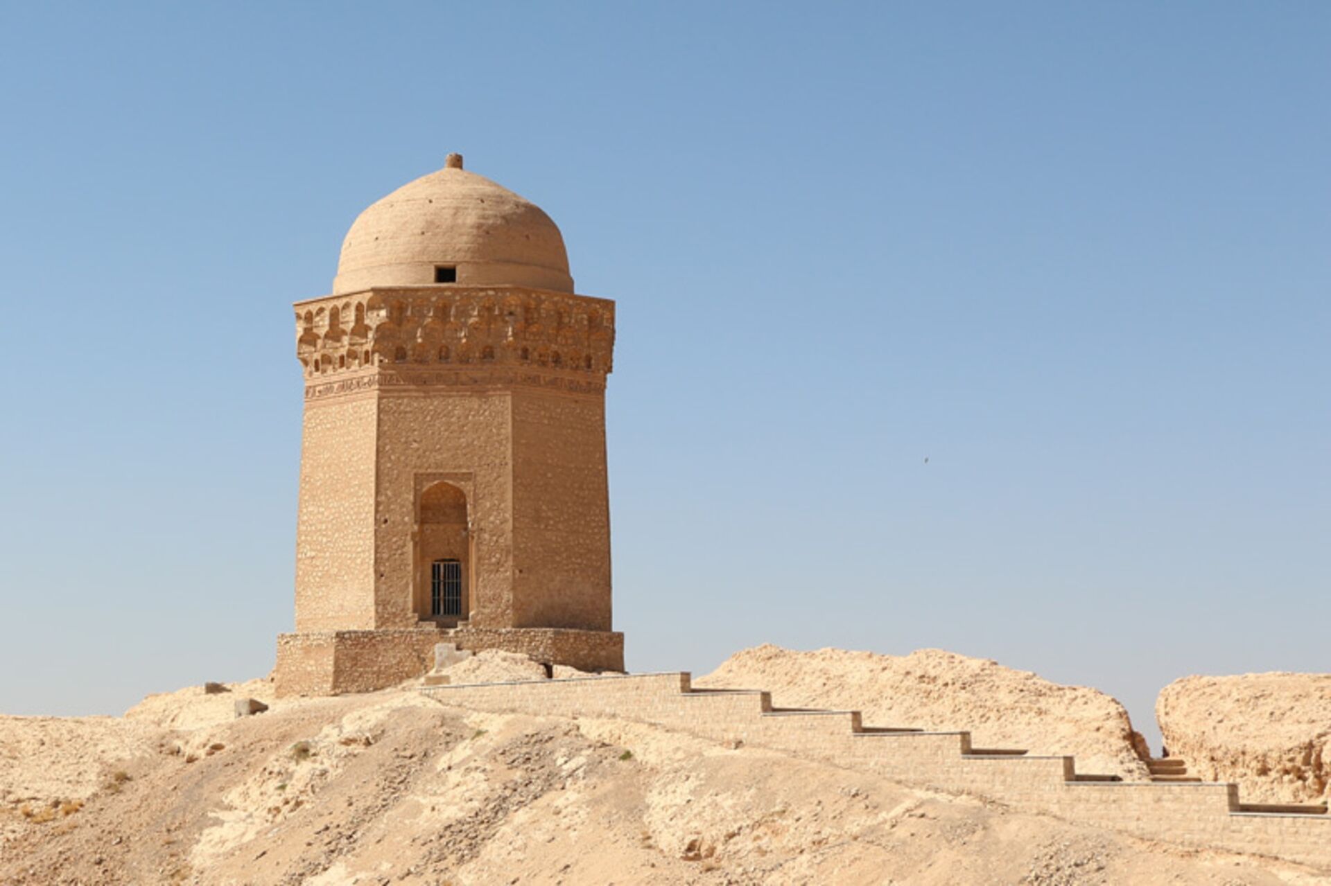 نمای بیرونی گنبد عالی ابرکوه